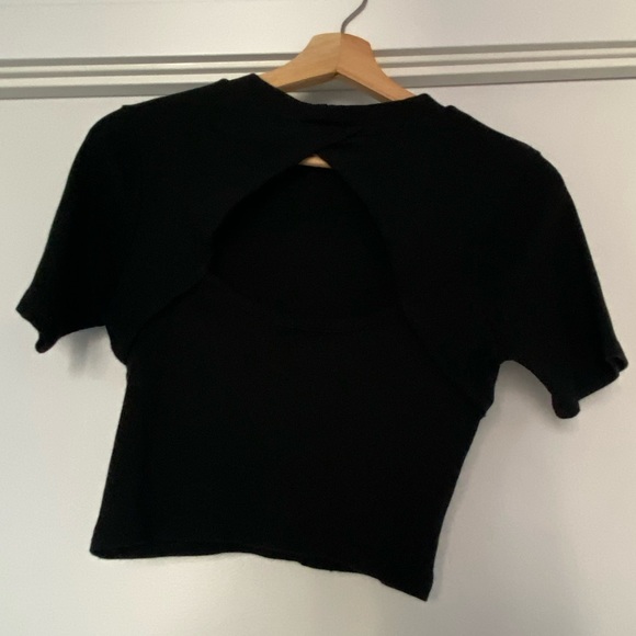 Ribbed solid croped tshirt with a cutout back - Picture 2 of 4